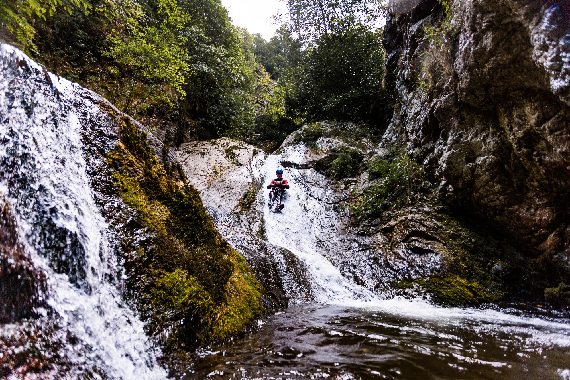Deelnemers springen in een canyon