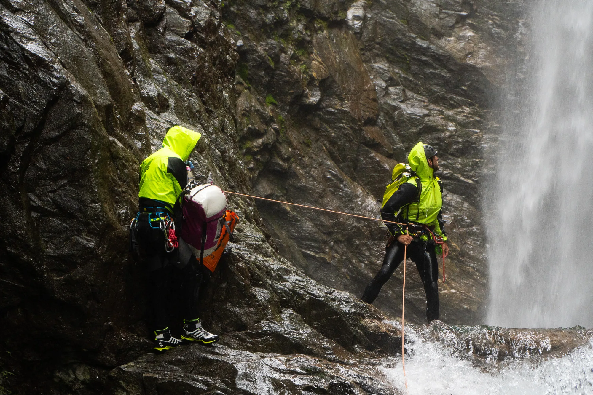 Cursisten bij een abseil tijdens een canyoning cursus