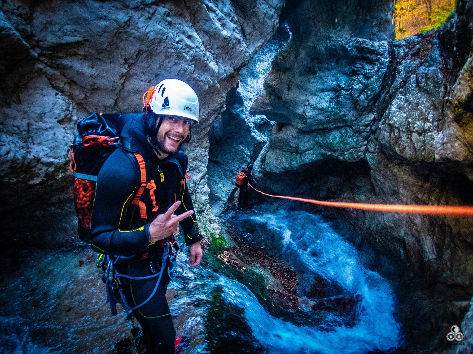 Gids begeleidt een groep in de canyon