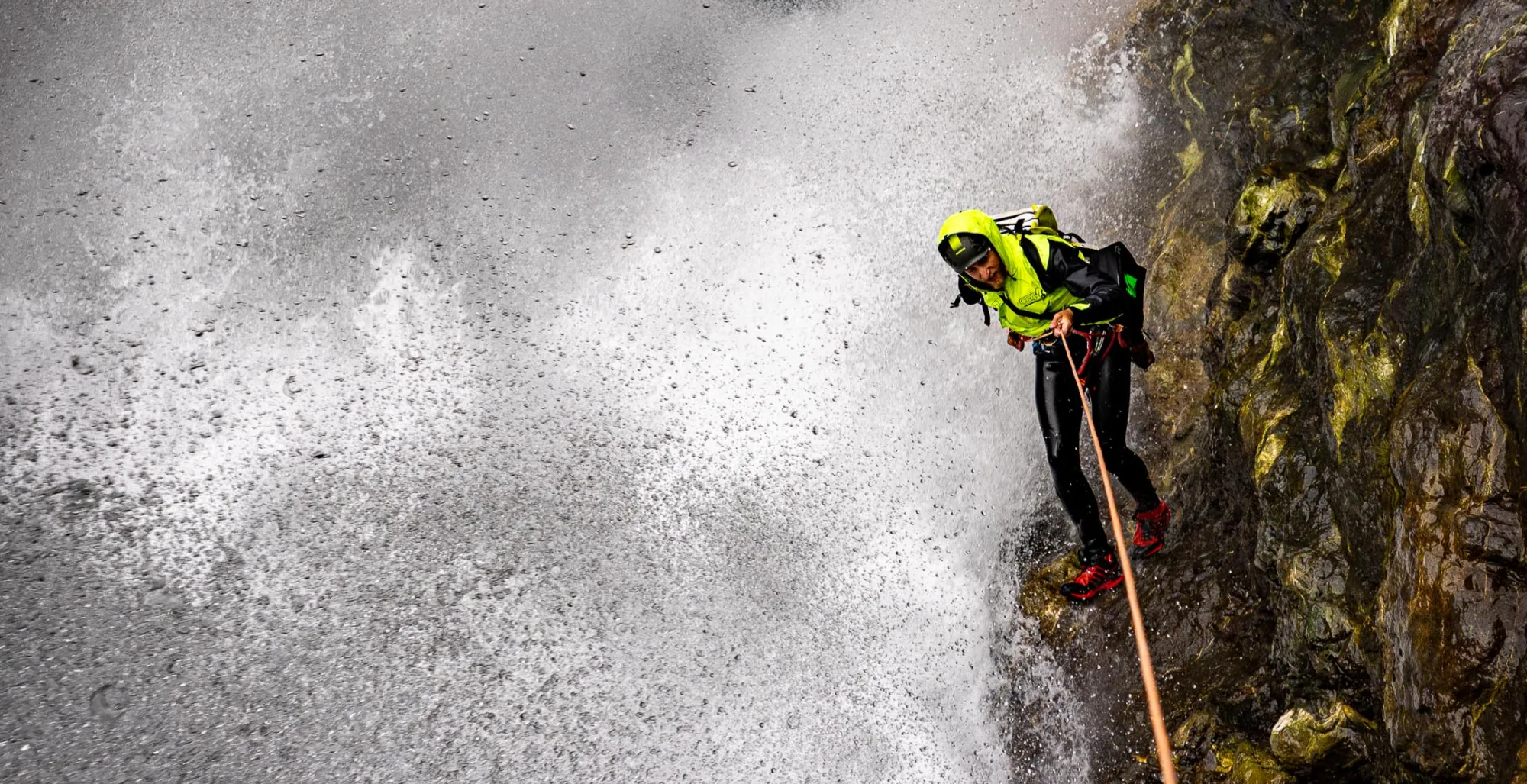 Canyoneers in een canyon in Nieuw-Zeeland